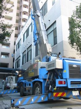 空調室外機搬入作業