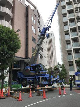 空調室外機搬入・養生鉄板施工合判作業一式