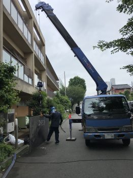 空調室外機搬入・カニクレーン搬入搬出・養生鉄板施工合判一式