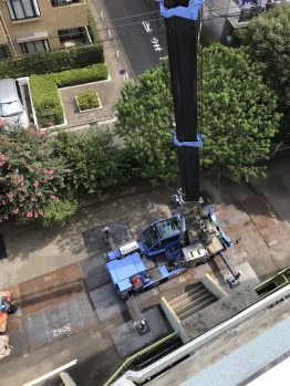 空調室外機搬入・養生鉄板撤去作業