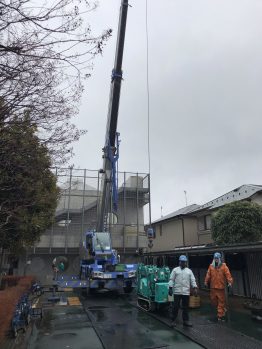 空調室外機搬出・カニクレーン作業・養生施工撤去及び合図合判作業一式