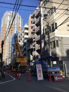 空調室外機揚重及び養生鉄板施工撤去一式