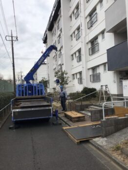 養生鉄板施工撤去一式及び防水材搬入ガラ出し作業