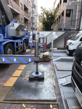 空調室外機揚重作業及び養生鉄板施工撤去