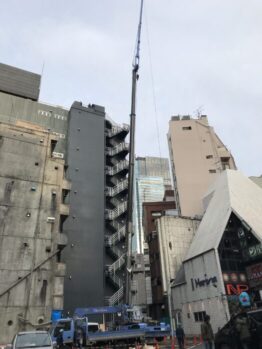 空調室外機揚重及び養生施工撤去