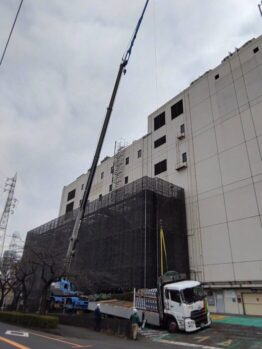 防水材あ・ガラ出し及び養生鉄板養生撤去作業