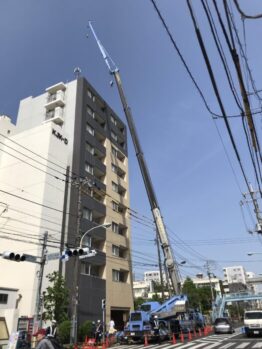 エコキュート揚重及び鉄板養生施工撤去作業