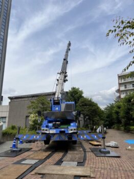 空調室外機揚重及び鉄板養生施工撤去