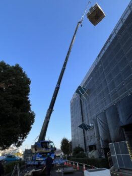 瓦撤去・防水材搬入及び鉄板養生施工撤去作業