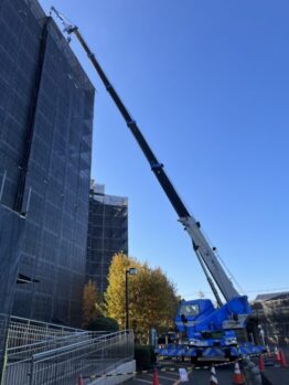 瓦撤去・防水材搬入・鉄板養生施工撤去作業