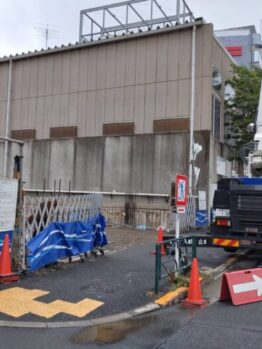 型枠材搬出・鉄筋材搬入作業です。