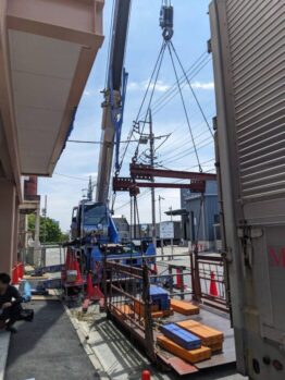 精密機械搬入