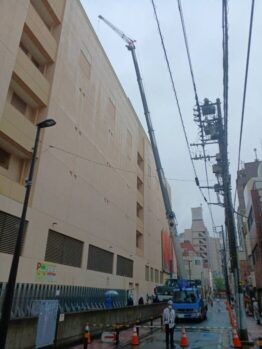 冷温水機積込運搬作業及び置場荷下ろし作業