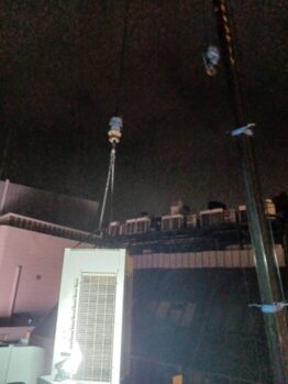 空調室外機揚重及び鉄板養生施工撤去作業