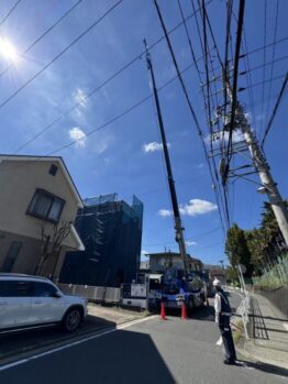 屋根材搬入