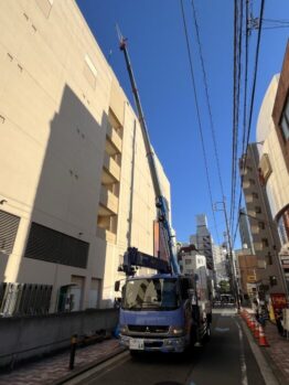 冷温水機運搬荷下ろし作業