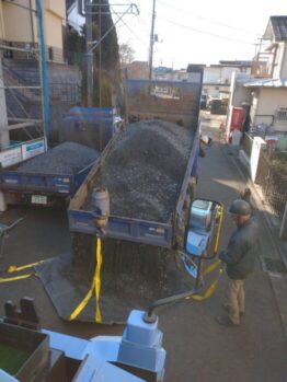 砕石搬入
