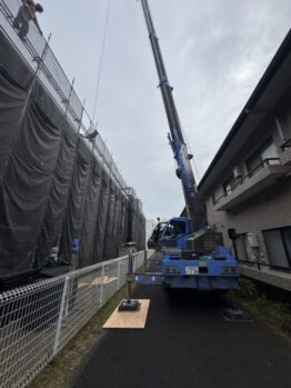 屋根材搬入