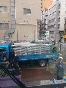 足場材搬入