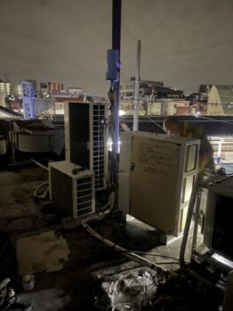 空調室外機揚重及び玉掛け合図作業