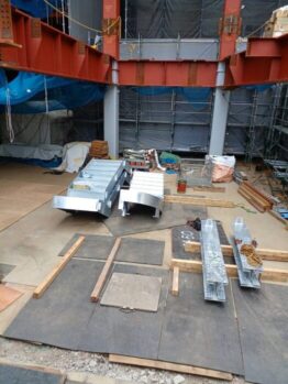 メッキ階段取付作業