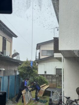 サッシ搬入
