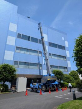 機械搬入