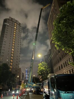 空調室外機揚重及び鉄板養生施工作業