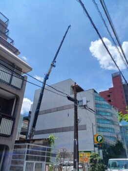 足場材搬入・屋上緑化残土搬出