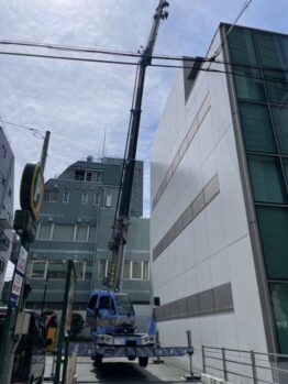 屋上緑化資材搬入