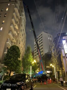 空調室外機揚重作業及び鉄板養生施工撤去作業