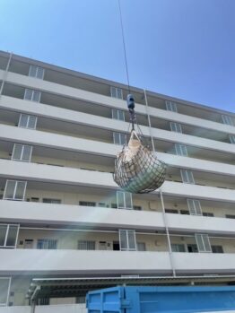 防水材搬入及びガラ出し作業