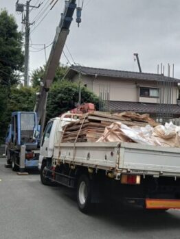 鉄骨材搬入、型枠材揚重