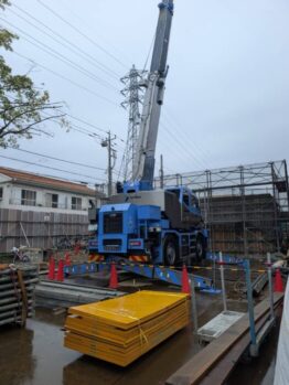 型枠材搬入