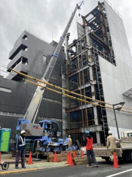 足場材搬入・鉄板移動作業