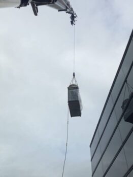 空調室外機揚重及び鉄板養生施工撤去作業