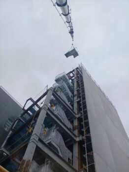 鉄骨階段取付作業