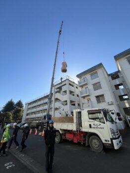 ガラ出し作業及び防水材搬入