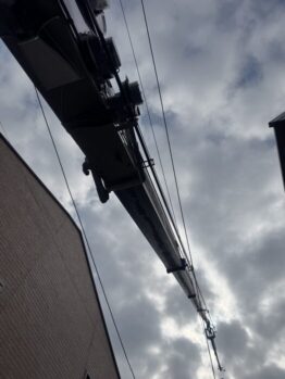 エコキュート揚重及び鉄板養生施工作業