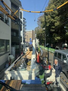 コンビニ看板建て方作業