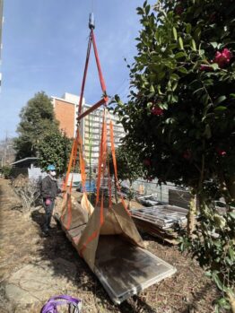 屋根材搬入及び玉掛け合図作業