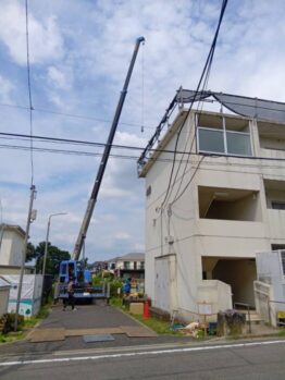 防水材搬入・ガラ搬出作業