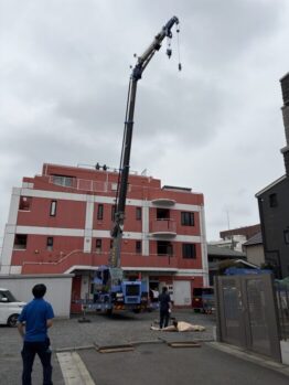 空調室外機揚重及び鉄板養生施工撤去作業