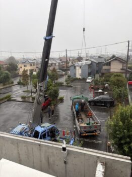 太陽光パネル架台搬入